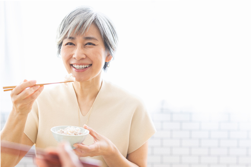 入れ歯で快適な食事を楽しみましょう。