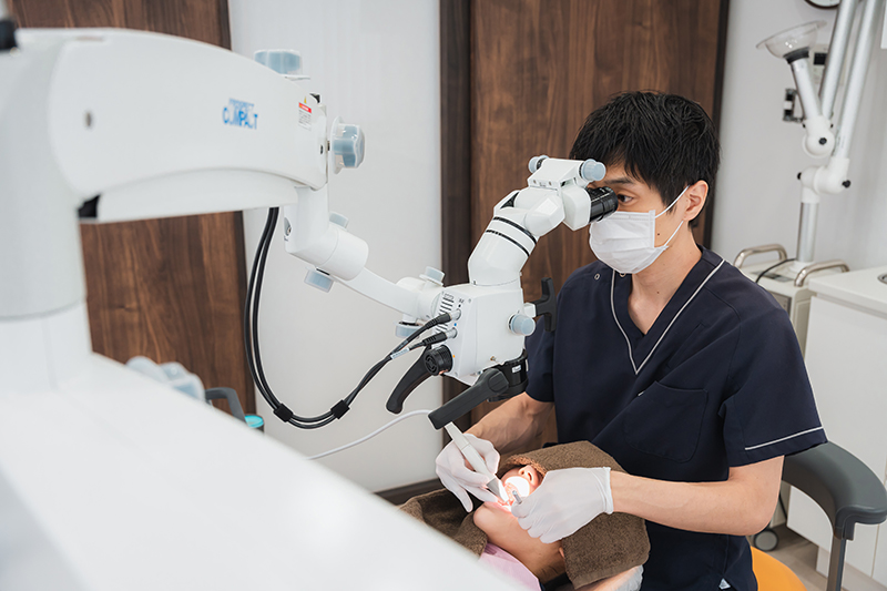 マイクロスコープを使用した精密な治療